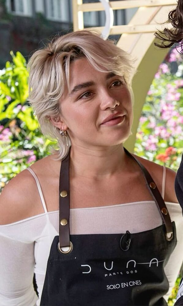 Sarah Mason en tablier de barmaid