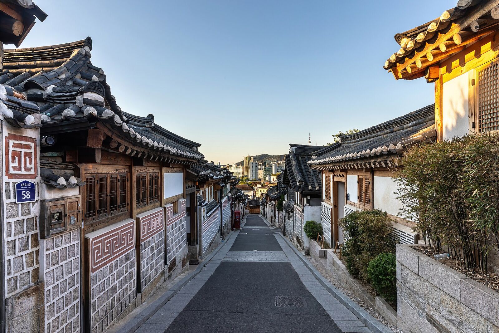 Ruelle de Bukchon au lever du soleil