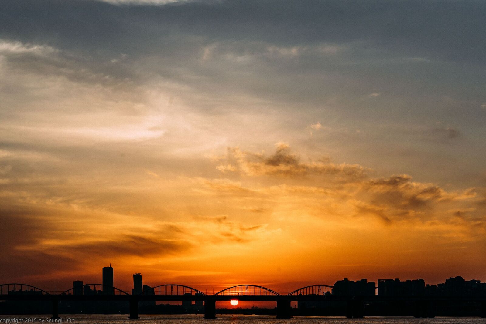 Ciel doré au-dessus du fleuve Han