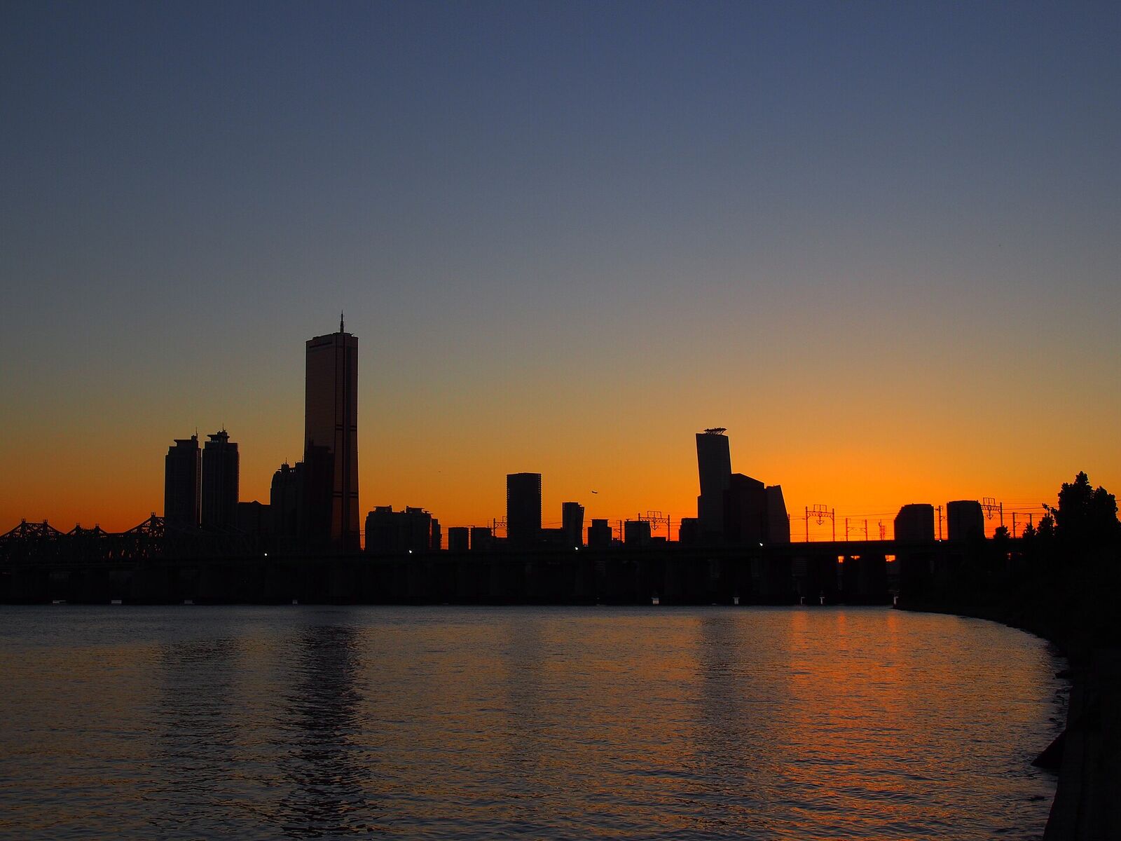 Coucher de soleil orangé sur le fleuve Han
