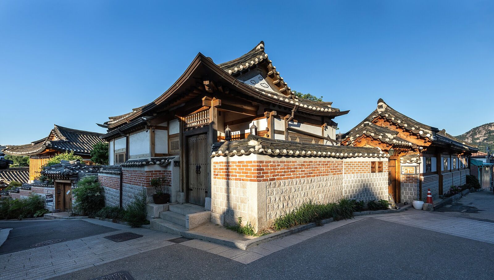 Maisons traditionnelles hanok de Bukchon à l'heure dorée
