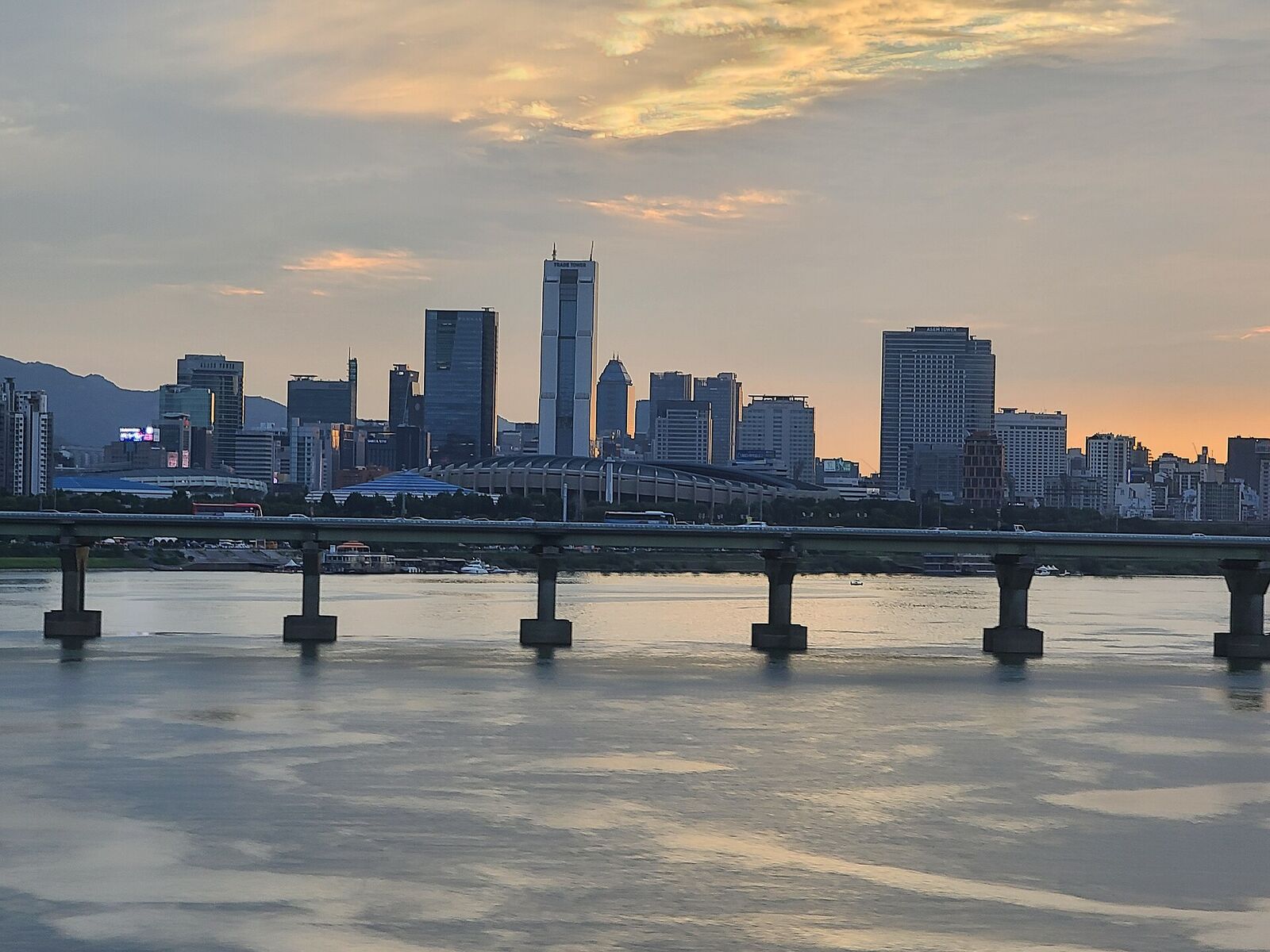Skyline de Séoul au coucher du soleil depuis le pont de Jamsil