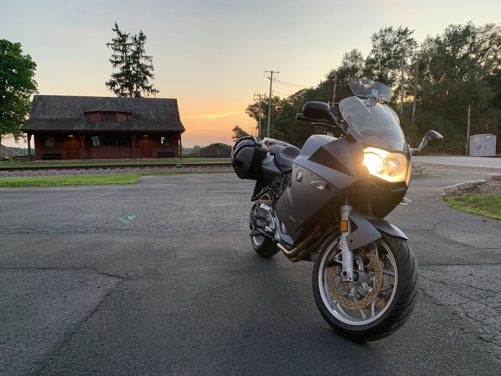Moto garée au soleil couchant