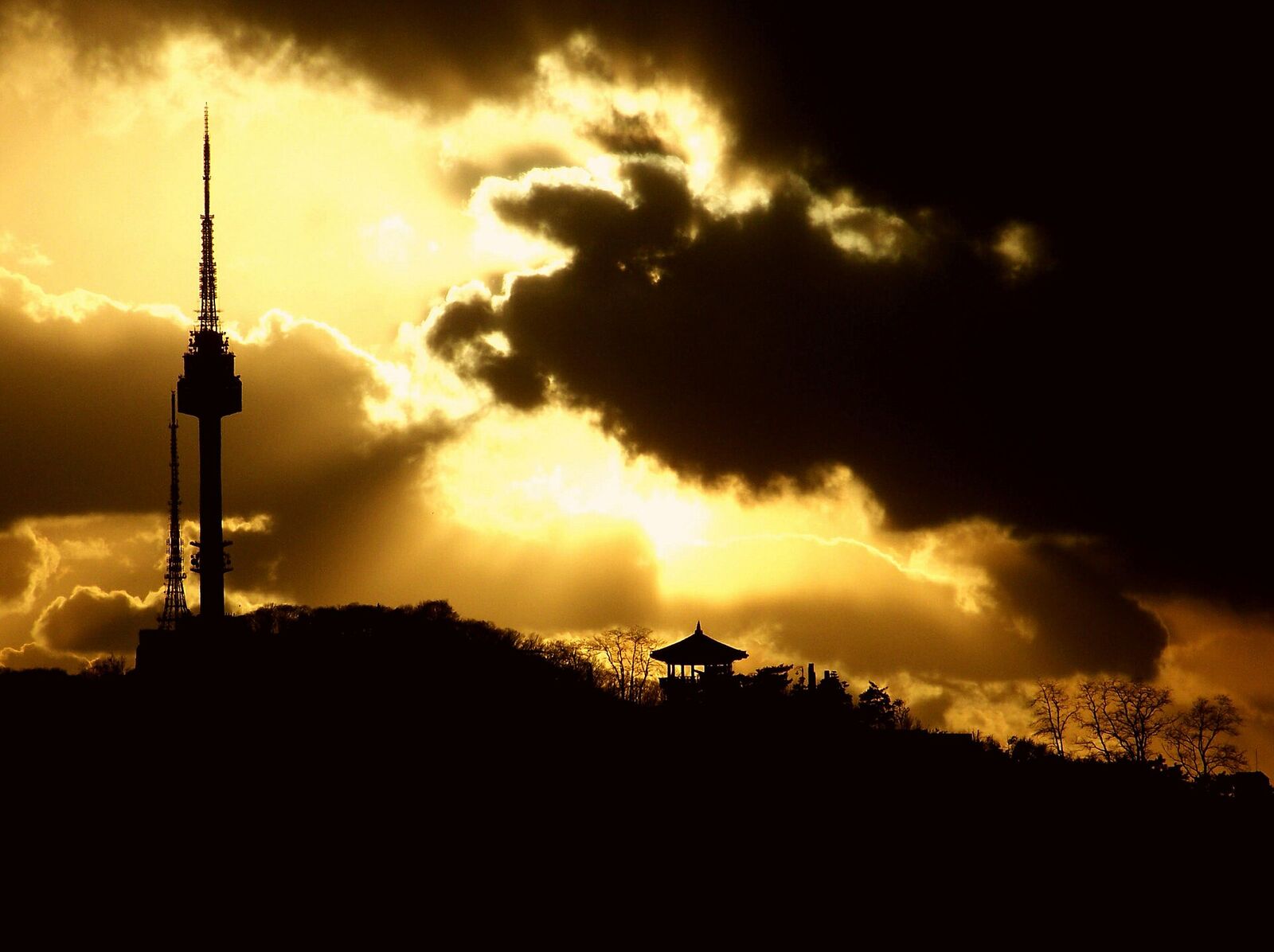 Silhouette de la N Seoul Tower dans un ciel doré